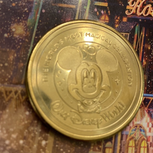 NWT Disney 50th anniversary collectible 🪙 coin gold BB-8 😁 Star Wars - Picture 4 of 4